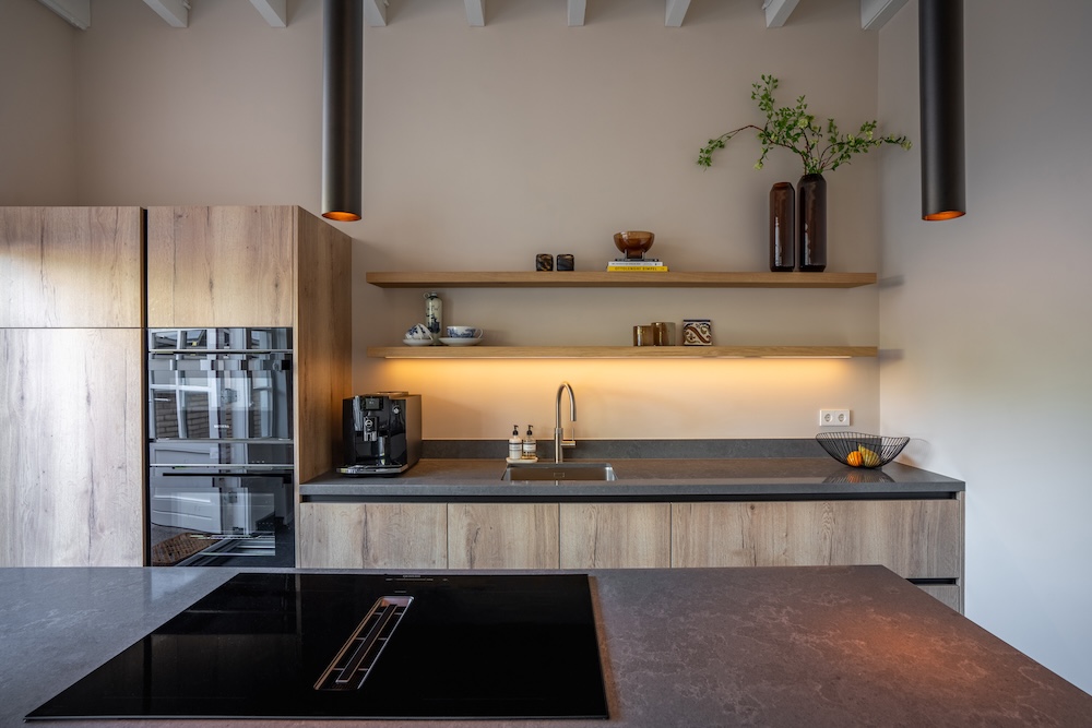 Foto Binnenkijken: een warme keuken die helemaal opgaat in het interieur FotoBinnenkijken: een warme keuken die helemaal opgaat in het interieur